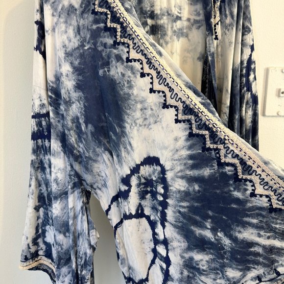 Skemo Blue and White Tie-dye Embroidered Kimono - Picture 3 of 8